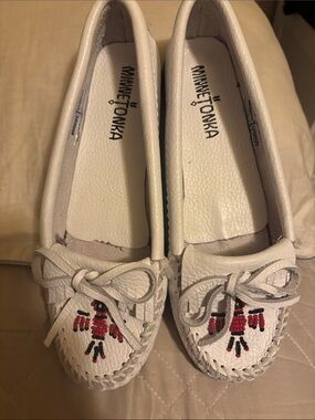 Minnetonka Moccasins Thunderbird Animikii white leather Size 6
